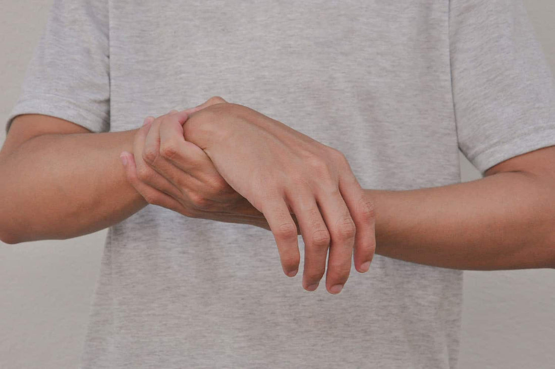 dull pain in wrist